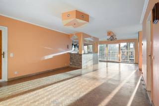 <p>Aan de Mechelsesteenweg 7 in Mortsel ligt dit uitzonderlijk ruime appartement op de eerste verdieping van residentie Ter Linde. Het gebouw dateert van 1976, is goed onderhouden en ligt midden in het commerciële centrum van Mortsel. Met een bruikbare oppervlakte van 175 m², vier slaapkamers en twee terrassen krijg je hier veel ruimte voor je budget.</p>
<p>Het appartement is wel aan een grondige renovatie toe. De afwerking is gedateerd: keuken, badkamer, vloeren en muren vragen allemaal een vernieuwing. Wie die stap zet, kan de ruimte volledig naar eigen smaak indelen en afwerken.</p>
<p>De buurt</p>
<p>Je woont hier in het hart van Mortsel. Winkels, horeca, scholen en het openbaar vervoer liggen in de nabijheid, en de grote verbindingswegen zijn vlot bereikbaar.</p>
<p>Indeling</p>
<p>Vanuit de inkomhal kom je in de leefruimte van circa 80 m². Ze heeft een visgraatparket, sierlijsten aan het plafond en vloerconvectoren langs de ramen. Grote raampartijen langs twee zijden en brede schuiframen naar het voorterras zorgen voor veel daglicht. De ruimte is zo groot dat er zelfs nog een vijfde slaapkamer bij kan.</p>
<p>De open keuken sluit aan op de leefruimte via een bar en heeft een tegelvloer. Ook vanuit de keuken stap je rechtstreeks het terras op.</p>
<p>In het nachtgedeelte liggen vier slaapkamers van 7,5, 9,5, 11 en 13,5 m². De grootste slaapkamer heeft een wand met ingebouwde kasten en een deur naar het achterterras.</p>
<p>De ruime badkamer is voorzien van een ligbad, een aparte douche, twee lavabo's en een toilet. Daarnaast is er een berging met lavabo en een tweede toilet, handig als wasplaats.</p>
<p>Buiten</p>
<p>Het appartement heeft twee terrassen. Het voorterras, bereikbaar vanuit de leefruimte en de keuken, kijkt uit over de groene middenberm en de bomen van de Mechelsesteenweg. Het achterterras ligt aan de rustige achterkant van het gebouw en kijkt uit op hoge bomen en groen.</p>
<p>Technisch</p>
<p>Het appartement heeft aluminium schrijnwerk met deels dubbele en deels enkele beglazing. De verwarming gebeurt via een collectieve centrale verwarming op gas. Ondanks de nodige renovatie haalt het appartement al een EPC-label B. De elektrische installatie is niet conform en moet bij de renovatie vernieuwd worden.</p>
<p>Gebouw en kosten</p>
<p>De lift werd reeds vernieuwd en het dak van het gebouw is geïsoleerd volgens de huidige normen. De vaste kosten bedragen ongeveer € 375 per maand. Daarin zitten de provisie voor verwarming en water, de syndicus, de verzekering van het gebouw, het onderhoud en de verlichting van de gemeenschappelijke delen, het onderhoud van de lift en het reservefonds.</p>
<p>Troeven: 175 m² bruikbare oppervlakte, leefruimte van 80 m², 4 slaapkamers met optie op een vijfde, terras aan voor- en achterzijde, vernieuwde lift, geïsoleerd dak, EPC-label B, centrale ligging in Mortsel.</p>
<p>EPC: 135 kWh/m².jaar, Asbestattest: asbestveilig Elektrische installatie: niet conform Overstromingsgevoeligheid: P-score klasse B, G-score klasse A Stedenbouwkundige info: [vergunningstoestand, bestemming, dagvaarding, voorkooprecht, verkavelingsvergunning]</p>
<p>Interesse? Contacteer ons voor een bezoek</p>