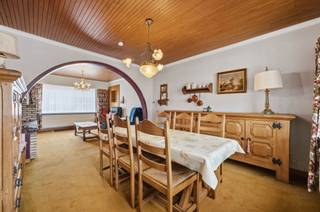 <p><span>Te renoveren woning met tal van mogelijkheden!</span></p><p><span> </span></p><p><span>Bent u op zoek naar een woning die u volledig naar eigen smaak kunt renoveren? Dan is deze uitstekend onderhouden woning zeker een bezoek waard. Gelegen op slechts enkele minuten van het centrum van Booischot en Begijnendijk, geniet u hier van een rustige ligging met alle voorzieningen binnen handbereik. Het treinstation bevindt zich op wandelafstand, zonder dat u hiervan hinder ondervindt.</span></p><p><span> </span></p><p><span>Indeling</span></p><p><span>Bij het betreden van de woning komt u terecht in de inkomhal, die toegang biedt tot de gezellige leefruimte. Aansluitend bevindt zich de keuken, gevolgd door een overdekte veranda waar u het hele jaar door van het buitengevoel kunt genieten. Verder beschikt de woning over een inpandige garage, ideaal voor het veilig stallen van uw wagen of als extra bergruimte.</span></p><p><span>Op de eerste verdieping bevinden zich twee volwaardige slaapkamers, een praktische berging en een badkamer.</span></p><p><span>De zolderverdieping biedt bovendien heel wat extra mogelijkheden. </span></p><p><span>Mits de nodige inrichting kan deze worden omgevormd tot twee bijkomende slaapkamers. </span></p><p><span>De woning beschikt dus over een aanzienlijk uitbreidingspotentieel.</span></p><p><span> </span></p><p><span>Buiten</span></p><p><span>Ook buiten heeft deze woning heel wat te bieden. De verzorgde tuin is onderhoudsvriendelijk aangelegd en beschikt over een zeer praktisch bijgebouw, ideaal als extra bergruimte, hobbyruimte of man cave.</span></p><p><span> </span></p><p><span>Bent u op zoek naar een woning met veel potentieel op een uitstekende locatie? </span></p><p><span>Neem dan vandaag nog contact met ons op voor een bezoek.</span></p><p><span>📞 0467 00 67 79<br />📧 <span>info@eraetsvastgoed.be</span></span></p><p><span> </span></p>