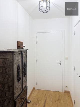 DAKAPPARTEMENT in "Residentie Ter Poorte",  bestaande uit : Inkomhal, lichtrijke living met aanpalend zongericht terras, volledig ingerichte open keuken met elektrische kookplaat, spoelbak, oven en frigo, badkamer met douche, lavabomeubel en aansluiting wasmachine, kleine berging en 1 ruime slaapkamer ;<br /><br />- Gezellig instapklaar appartement, gelegen nabij centrum &amp; openbaar vervoer ;<br />- Syndic: 60 € per maand ;<br />- Ideaal voor jong koppel ;<br />- Het appartement is instapklaar en werd volledig geschilderd ;<br />- Voorzien van verlichting en gordijnen ;<br />- Mogelijkheid tot het overnemen van de meubelen ;<br />- Vrij vanaf 01/01/2026 ;<br /><br />==&gt; Voor bezoekje, gelieve ons kantoor in Waregem te contacteren aub - 056/60.33.66.