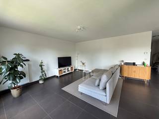 Op een uitzonderlijk mooie en rustige ligging, langs de Visserij en met prachtig uitzicht op het water, bevindt zich dit unieke appartement.

De indeling is als volgt: een ruime en lichtrijke leefruimte van ca. 35 m² met open, volledig uitgeruste keuken, een praktische berging, gastentoilet, badkamer met douche en drie slaapkamers. De master bedroom is een volwaardige slaapkamer. De tweede kamer is ideaal als dressing, bureau of hobbyruimte. De derde kamer grenst aan de leefruimte en kan flexibel worden ingericht volgens uw wensen.
Vanuit de woonkamer heeft u toegang tot het aangename zonneterras aan de achterzijde van het gebouw, met een gunstige zuidwestoriëntatie.
Daarnaast beschikt het appartement over een privatieve kelderberging.
Algemene kosten: € 50/maand
Niet geschikt voor studenten.
Voor meer informatie of het plannen van een bezoek, contacteer de makelaar of bezoek www.descheldegalm.be.