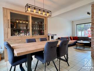 Welkom in deze instapklare woning, gelegen in een rustige en kindvriendelijke woonwijk te Bavikhove, met tuin, garage en uitweg!<br /><br />Bij het betreden van de woning komt u binnen in de ruime inkomhal. Aanpalend bevindt zich de lichtrijke leefruimte, waar plaats is voor zowel een zithoek als een eetplaats. Dankzij de gashaard geniet u hier bovendien van een aangename, gezellige warmte.<br />Verder bevindt zich de keuken, uitgerust met alle comfort, waaronder een oven, microgolfoven en fornuis.<br />Op het gelijkvloers bevindt zich eveneens de ruime badkamer, voorzien van een inloopdouche, ligbad, dubbele wastafel en toilet.<br />Via de keuken heeft u toegang tot de kelder, die ideaal is als extra bergruimte.<br /><br />Op het eerste verdiep vindt u de twee volwaardige, ruime slaapkamers. Verder is er een praktische dressing, alsook een aparte wasplaats met aansluiting voor een wasmachine en droogkast. Daarnaast is er op deze verdieping een extra toilet voorzien.<br /><br />Verder is er de ruime zolder.<br /><br />Deze woning beschikt over een onderhoudsvriendelijke, aangename tuin, waar plaats is voor een buitentafel en zithoek. Een ideale plek om op zonnige dagen te kunnen genieten. De tuin is voorzien van een apart tuinpoortje.<br />Tot slot en als extra troef beschikt deze woning over een ruime garage en uitweg. Hier is voldoende plaats om twee wagens te parkeren.<br /><br />TROEVEN:<br />+ Conforme elektriciteit<br />+ Garage met uitweg<br />+ Instapklaar<br />+ EPC D: geen renovatieverplichting
