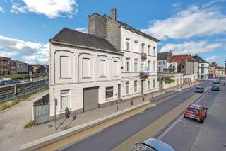 <p>Voor meer info of een bezoek, bel 054 69 39 31 - Op een toplocatie in Ninove bevindt zich deze <strong>ruime herenwoning</strong> met tal van mogelijkheden. De woning, daterend uit de tweede helft van de 19de eeuw, is gelegen op een <strong>perceel van 720 m²</strong>. Mits renovatie kan het pand worden omgevormd tot een eigentijdse <strong>woon- of werkruimte die voldoet aan de huidige normen</strong>. Met een bruikbare <strong>vloeroppervlakte van maar liefst 800 m² </strong>biedt deze eigendom uitzonderlijk veel potentieel. Daarnaast beschikt de woning over een gezellige stadstuin, een ruime kelder en een bijgebouw met t<strong>wee grote garages</strong>. Dankzij de royale oppervlakte is dit pand uitermate geschikt voor investeerders, projectontwikkelaars of mensen die wonen en werken willen combineren, zoals een handelszaak of een vrij beroep.</p>
