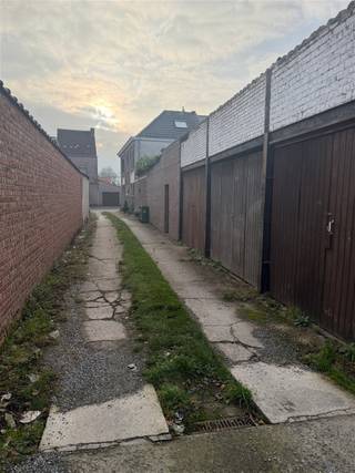 In de Geldhofstraat 116 bevindt zich deze praktisch gelegen garage/opslagplaats, ideaal voor wie op zoek is naar extra bergruimte of een...