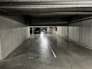 Ondergrondse staanplaats te koop in residentie Hof Ten Dries niveau -1.