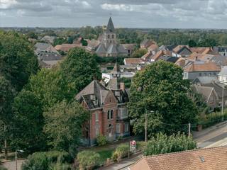 Bent u op zoek naar een historisch pareltje met een unieke uitstraling? Deze statige villa in Anzegem, gebouwd rond 1900 in opdracht van dokter Vancauwenberghe, combineert authentieke charme met opvallende architectuur. <br /><br />De woning ligt wat dieper op het perceel, wat zorgt voor een aangename privacy, en is aan de straatzijde stijlvol afgesloten met een bakstenen muurtje en een sierlijk ijzeren hekwerk.<br /><br />De beeldbepalende woning betreft een eclectisch dubbelhuis met duidelijke invloeden uit de neo-Vlaams-renaissance. Dat uit zich onder meer in de karakteristieke puntgevel, het sierlijke torentje aan de westzijde en het verfijnde gebruik van hoogwaardige bouwmaterialen. De gevel van rode baksteen is verfraaid met siermetselwerk van geglazuurde accenten en zwarte bakstenen ruitmotieven. Daarnaast is er rijkelijk gebruikgemaakt van blauwe hardsteen (arduin) voor het bordes, de hoekblokken, tussenstijlen, aanzet- en dekstenen. Het leien dak is voorzien van twee dakkapellen en wordt bekroond door sierlijke bliksemafleiders.<br /><br />Ook de gevelindeling en het gedetailleerde houtwerk springen meteen in het oog. De vooruitspringende deurtravee en de brede venstertravee worden geaccentueerd door een klassiek bow window op het gelijkvloers en een driedelige houten erker op de eerste verdieping. Alle getoogde raam- en deuropeningen beschikken bovendien over bewaard gebleven authentiek schrijnwerk. Naast de villa bevindt zich een ruime garage die volledig in dezelfde architecturale stijl werd opgetrokken. Deze beschikt over twee poorten — waarvan één vernieuwd — onder robuuste ijzeren I-balken, wat het geheel op esthetisch vlak prachtig compleet maakt.<br /><br />INDELING<br />- Inkomhal, riante leefruimtes, ruime keuken, bureau, praktijkruimte <br />- 9 slaapkamers<br />- Volledig onderkelderd<br />- Terras - ruime tuin - koetshuis - garage<br /><br />Deze eigendom wordt aangeboden via het power-sale concept die loopt tot en met 23 oktober.<br /><br />Wenst u dit uitzonderlijke vastgoed in Anzegem te ontdekken? Neem dan contact op met Matisse Vandererven (0472/186420) of Carl Boedts (0473/951821) voor meer informatie of een bezoek.<br /><br /><br /><br />Bestuursmaatregelen in het maatregelenregister: nee