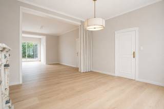 Te renoveren woning met veel op potentieel op topligging. Op een uitstekende locatie langs de Kaaiplaats in Veurne bevindt zich deze ruime woning met stadstuin en tal van mogelijkheden. Deze eigendom is ideaal voor wie op zoek is naar een renovatieproject met karakter en potentieel, op wandelafstand van het centrum, winkels, scholen en openbaar vervoer. Op het gelijkvloers beschikt de woning over een inkomhal, een leefruimte met zicht op de tuin, een keuken, een wasplaats en een polyvalente ruimte die perfect kan dienen als berging, bureau of extra slaapkamer. De indeling biedt een mooie basis om een hedendaagse en lichtrijke woonruimte te creëren met directe connectie naar de gezellige stadstuin. Op de eerste verdieping bevinden zich drie volwaardige slaapkamers en een badkamer. De tweede verdieping omvat een vijfde slaapkamer en een ruime zolder met bijzonder veel potentieel. Deze ruimte kan worden omgevormd tot extra kamer, hobbyruimte of een master suite. De woning beschikt over een aangename stadstuin waar het rustig vertoeven is, een absolute troef in deze centrale ligging.<br />Bent u op zoek naar een ruime woning die u volledig naar eigen smaak kan renoveren op een toplocatie in Veurne? Dan is dit pand beslist een bezoek waard.<br />De vermelde prijs is een richtprijs. Elk bod, zowel hoger als lager dan deze prijs, wordt voorgelegd aan de eigenaar, die zich het recht voorbehoudt om dit te aanvaarden of te weigeren.<br />Neem voorsprong met een vrijblijvende en gratis schatting van uw eigendom via:<br />http://www.residentievastgoed.be/gratisonlineschatten