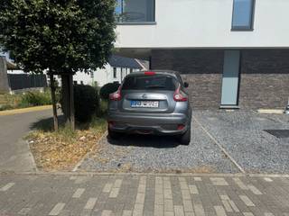 Immo Pické vous propose ce parking ouvert, situé devant un immeuble à appartements, à Sint-Pieters-Leeuw. Pas de frais mensuels.