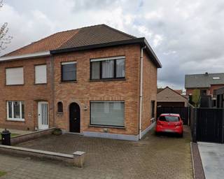 MEER INFO & FOTO'S VOLGEN!<br />Deze zeer interessante halfopen woning werd reeds deel gerenoveerd, met nieuw schrijnwerk, uitbouw en groot bijgebouw. <br />Met de installatie van warmtepompen i.p.v. de huidige gasconvectoren en min. 6 zonnepanelen op de zeer goed georiënteerde daken, kom je al aan een EPC B!