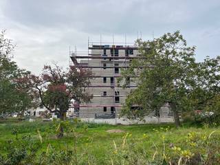 Nieuw woonproject Residentie Ter Durmen gelegen op de hoek van de Buntstraat en de Vrouwenstraat te Wondelgem. 6% BTW mogelijk!<br /><br />Deze BEN-appartementen worden gebouwd met zicht op de gemeenschappelijke tuin en bestaande boomgaard. Lift aanwezig!<br />Dit exclusieve dakappartement met nr. 4.01 (118m²) situeert zich op de 4de verd en hoogste etage. Het beschikt over een grote living met ruime ingerichte eilandkeuken en twee terrassen. Er zijn 2 slpks, twee ingerichte badkamers en ruime berging. <br /><br />Uiterst energiezuinig (E20!), dankzij pakket zonnepanelen (energiedelen), warmtepomp met vloerverwarming, regenwaterrecuperatie en ventilatiesysteem D.<br />Elk appartement wordt volledig afgewerkt aangeboden waarbij je zelf nog je eigen afwerking kan kiezen tot en met de laminaat in de slpks.<br />Ondergrondse autostaanplaats en berging voorzien, welke mee dienen aangekocht te worden. In de kelder is er een grote fietsenstalling en bovengronds is er zelfs een staanplaats voor bakfietsen voorzien.<br /><br />De werken volop aan de gang<br />Prijs excl. aankoopkosten en btw. <br />Meer info via 09 280 60 60 of info@durabrik.be.<br />Download de brochure via https://durabrik.immo/buntstraat <br />* Beelden en oppervlaktes zijn indicatief.