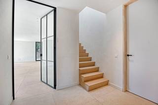 Deze stijlvolle nieuwbouwwoning is rustig gelegen in een groene woonwijk in het centrum van Varsenare en biedt met haar 205 m² bewoonbare oppervlakte een ideale combinatie van ruimte, comfort en energiezuinigheid.<br /><br />Op het gelijkvloers geniet u van een ruime en lichtrijke leefruimte met open keuken en directe toegang tot de zonnige, zuidgerichte tuin. Aansluitend bevindt zich een polyvalente bureauruimte die perfect kan dienen als bureau, extra slaapkamer, speelkamer of hobbyruimte. Verder zijn er een ruime berging met extra doucheruimte, een lichtrijke inkomhal met ingemaakte vestiairekasten en een stijlvolle eiken Z-trap naar de verdieping.<br /><br />Boven vindt u drie ruime slaapkamers, een grote badkamer met ligbad en inloopdouche, een apart toilet en een extra bergruimte.<br /><br />De aangelegde tuin met volwassen bomen zorgt voor veel privacy en een aangename buitenbeleving. Daarnaast beschikt de woning over een ruime oprit met carport en een praktische tuinberging.<br /><br />De woning is uitgerust met een warmtepomp, zonnepanelen, vloerverwarming op het gelijkvloers en in de badkamer, airconditioning op de verdieping, mogelijkheid tot koeling en zonwerende screens in de zuidgerichte slaapkamers. Dankzij het uitzonderlijke E-peil 10 geniet u van een uiterst energiezuinige en instapklare gezinswoning op een rustige toplocatie nabij Brugge.<br /><br />De algemene voorwaarden van Dewaele DIY kunt u steeds raadplegen via dewaele.com.<br /><br />Bestuursmaatregelen in het maatregelenregister: nee