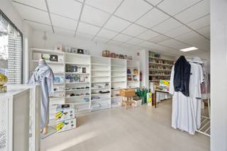 <p><strong>HANDELSRUIMTE 107 m²</strong><br />Handelsruimte met brede vitrine, bestaande uit een winkelgedeelte van ca. 107 m², een eenvoudig ingerichte kitchenette achteraan en een apart toilet. Achteraan is er een dubbele deur die toegang biedt tot het magazijn.</p><br /><p><strong>MAGAZIJN 2 × 165 m²</strong><br />Achter de handelsruimte bevindt zich een ruim magazijn, gescheiden door een stadstuintje van ca. 50 m². Het magazijn omvat een gelijkvloerse verdieping en een bovenverdieping van elk 165 m². Op het gelijkvloers is er vooraan een inkomsas (afgescheiden met een valse wand) waar zich ook de houten trap naar boven bevindt. Verder is er een aparte kamer of bureelruimte. De bovenverdieping bestaat uit één grote open ruimte met lichtkoepels en betonnen vloer, aangevuld met een aparte kamer.</p><br /><p>Momenteel verhuurd.</p>