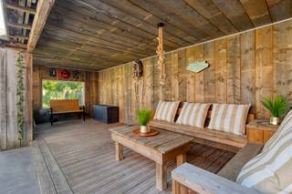 Bent u op zoek naar een ruime gezinswoning waar comfort, licht en energiezuinig wonen hand in hand gaan? Dan is deze instapklare woning beslist een bezoek waard.<br />De woning beschikt over 3 volwaardige slaapkamers en een zeer ruime open leefruimte met keuken, waar de grote lichtinval het heerlijk ruimtelijk gevoel nog meer benadrukken. De badkamer is zeer ruim en zijn twee aparte toiletten. Achteraan bevindt zich een volwaardige, uitstekend geïsoleerde extra leefruimte, die apart wordt verwarmd met een pelletkachel. Deze gezellige ruimte biedt tal van mogelijkheden: als tweede zithoek, kantoorruimte, ontspanningsruimte of, dankzij de royale oppervlakte, eventueel ook voor een zelfstandige activiteit aan huis. Ook op energetisch vlak scoort deze woning uitstekend. Dankzij de zonnepanelen en het EPC-label B geniet u van een energiezuinige woning met lage energiekosten. Buiten wacht een volledig afgesloten, ruime tuin waar rust en privacy centraal staan. Het grote gepolierde terras vormt samen met de gezellige lounge-pergola de ideale plek om te genieten van lange zomeravonden, een barbecue met vrienden of een rustig moment in het groen.<br />Troeven:<br />- zeer ruime eengezinswoning<br />- 3 volwaardige slaapkamers<br />- apart toilet boven<br />- tal van indelings- en gebruiksmogelijkheden<br />- EPC label B<br />- Elektriciteit conform<br />- Zonnepanelen<br />- grote afgesloten tuin<br />Contacteer Karin voor een afspraak op een van de bezoekmomenten: 0468:12 68 62 of karin@albert.immo.