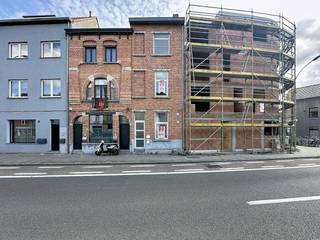 Cette maison exceptionnellement spacieuse située sur Rooigemlaan se distingue par son aménagement intelligent et flexible sur plusieurs étages.<br /><br />Le cœur de la maison se trouve au rez-de-chaussée : un coin salon confortable et une salle à manger spacieuse attenante pouvant accueillir une grande table à manger, combinés à la cuisine.<br /><br />Les chambres sont situées aux étages supérieurs. La maison dispose de trois chambres complètes qui utilisent une salle de bain centrale et chacune possède son propre lavabo. La quatrième chambre est un atout particulier : elle est aménagée comme une suite duplex indépendante répartie sur deux étages, avec sa propre salle de bain privée. Cela rend la maison idéale pour une famille nombreuse, un adolescent en quête d'intimité ou une combinaison avec une salle de loisirs.<br /><br />Une solution contemporaine a été retenue pour le confort climatique : chaque chambre dispose de son propre module de climatisation sur pompe à chaleur air-air. Cela vous permet de refroidir efficacement les pièces en été et de les chauffer rapidement en hiver.<br /><br />Enfin, l'emplacement sur Rooigemlaan est très pratique. Vous vivez à proximité de toutes les principales routes d'accès, alors que vous êtes à peine à 10 minutes à vélo du centre de Gand.<br /><br />Disposition de la maison :<br />Rez-de-chaussée : Hall d'entrée - salon - coin repas - cuisine - toilettes.<br />Premier et deuxième étages : Hall de nuit - chambre 1 - chambre 2 - chambre 3 - salle de bain 1 - suite en duplex (chambre 4 sur deux niveaux) avec salle de bain 2.<br /><br />Date de disponibilité : Disponible immédiatement.