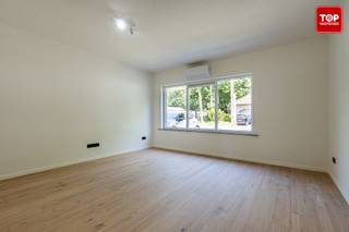 Volledig gerenoveerd gelijkvloers appartement met 1 slaapkamer en tuin, gunstig gelegen nabij winkels, openbaar vervoer en scholen. <br /><br />Dit appartement werd volledig vernieuwd met kwalitatieve materialen en een hedendaagse afwerking, waardoor het onmiddellijk instapklaar is.<br /><br />Alle technieken, leidingen, elektriciteit, vloeren, keuken en sanitaire voorzieningen werden volledig vernieuwd. <br /><br />De lichtrijke leefruimte sluit naadloos aan op de moderne open keuken en creëert een aangename en eigentijdse woonomgeving. <br /><br />De ruime slaapkamer beschikt over een geïntegreerde badkamer, wat zorgt voor een praktische indeling en optimaal wooncomfort.<br /><br />Aansluitend beschikt het appartement over een aangename tuin waar u kunt genieten van rust en buitenruimte.<br /><br />Dankzij de doorgedreven renovatie en de aanwezigheid van een warmtepomp behaalt het appartement een gunstig EPC B-label, wat garant staat voor energiezuinig en toekomstgericht wonen.<br /><br />De verkoop gebeurt onder registratierechten en niet onder het btw-stelsel.<br /><br />Mogelijkheid tot aankoop van een garage.<br /><br />Bel top Vastgoed voor een bezoek op 0475 700 700