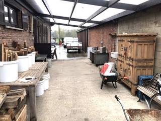 Deze eigendom omvat een woning (205 m² bewoonbare opp)  MET  bijgebouw (85 m² en een garage (21,5 m²) en ruime parkeermogelijkheid,  op een...