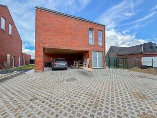 Deze stijlvolle nieuwbouwwoning in het landelijke Zwalm combineert modern wooncomfort met een <strong>RUSTIGE LIGGING</strong> in een doodlopende straat. Het pand kent een overvloed aan natuurlijke <strong>LICHTINVAL</strong> dankzij de grote raampartijen.<br /><br />De woning werd afgewerkt met <strong>KWALITATIEVE, ENERGIEZUINIGE</strong> materialen en is uitgerust met een <strong>WARMTEPOMP</strong> en <strong>4 ZONNEPANELEN</strong>, wat zorgt voor een laag energieverbruik. Daarnaast bieden de automatische rolluiken en screens aan de achterzijde extra comfort en privacy.<br /><br />Bent u op zoek naar een instapklare, energiezuinige woning op een rustige locatie? Dan is deze eigendom zeker een bezoek waard.<br /><br />De indeling gaat als volgt; inkom met trap naar eerste verdiep,<strong> LICHTRIJKE WOONKAMER </strong>met<strong> OPEN, INGERICHTE KEUKEN,</strong> bergruimte, hall met trap naar tweede verdiep, afzonderlijk toilet, bergruimte, hall, <strong>3 VOLWAARDIGE SLAAPKAMERS</strong>, ingerichte badkamer en afzonderlijk toilet. Buiten is het heerlijk vertoeven op het <strong>DAKTERRAS </strong>met <strong>PRACHTIG ZICHT.</strong><br /><br />!Het pand bevindt zich in de laatste afwerkingsfase en zal bij beschikbare ingangsdatum volledig afgewerkt zijn!<br /><br /><strong>Adres: </strong>Zuidlaan 136A - 9630 Zwalm<br />Beschikbaar vanaf 1 januari 2027<br />Huurprijs: € 1185,00/ maand<br />EPC: A label