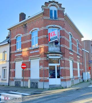 Immo Groot Leeuw vous présente cet espace commercial avec quartier d'habitation situé à Dikke Linde à Sint-Pieters-Leeuw, offrant de...