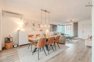 Deze charmante en energiezuinige woning is uitstekend gelegen langs een invalsweg van Eernegem en combineert een vlotte bereikbaarheid met...