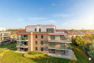 Bent u op zoek naar luxe, privacy en de vrijheid om uw eigen woonstijl te creëren? Dan is dit uitzonderlijke casco penthouse in het prestigieuze Domein Beverhof precies wat u zoekt. Het biedt een fantastisch woongevoel, zowel binnen als buiten.Dit exclusieve dakappartement (ca. 167 m²) wordt casco aangeboden, waardoor u niet gebonden bent aan standaardopties. U bepaalt zelf de volledige indeling en afwerking.U woont hier riant met een fenomenaal uitzicht dankzij het royale leefterras (ca. 100 m²) dat rondom het appartement loopt. Geniet in alle privacy van de zon en het omliggende groen. De leefruimtes sluiten mooi aan op het terras, wat een bijzonder ruimtelijk gevoel creëert.Indeling:- Ruime inkomhal met gastentoilet- Lichtrijke leefruimte met zit- en eethoek, uitkijkend op het terras- Mogelijkheid tot bureau of bibliotheek aansluitend op de woonkamer- Open keuken met plaats voor kookeiland en eethoek, met aanpalende ruime technische berging- Twee ruime slaapkamers, telkens met ruimte voor een en-suite badkamer- Praktische buitenberging op het terrasDit nieuwbouwpenthouse streeft naar een E-peil van E35 en wordt uitgerust met een warmtepomp en vloerverwarming. U woont hier niet alleen stijlvol, maar ook energiezuinig. Domein Beverhof staat bovendien voor absolute rust: drie elegante woonblokken in een aangelegde, omheinde tuin met automatische toegangspoort.Mogelijkheid om ruime ondergrondse garage bij aan te kopen.Wilt u dit penthouse naar uw eigen smaak inrichten? Contacteer ons voor een bezoek ter plaatse op de Beversesteenweg en ontdek alle mogelijkheden.