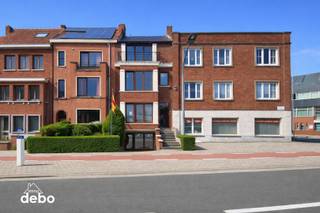 <strong>Ruime burgerwoning met warme ziel nabij centrum Kortrijk</strong><br />Welkom in deze charmante burgerwoning te Kortrijk.<br /><br />Een huis met karakter, veel licht en verrassend veel ruimte, op een topligging vlak bij het bruisende centrum en op wandelafstand van openbaar vervoer, winkels en voorzieningen.<br /><br />Binnen ontdekt u een ruime inkomhal, een lichtrijke leefruimte met gezellige uitstraling en een volledig uitgeruste leefkeuken. Daarnaast zijn er een praktische berging met aansluiting voor wasmachine en droogkast, en een apart toilet.<br /><br />Op de eerste verdieping bevinden zich twee grote slaapkamers en een ruime badkamer met jacuzzibad. De tweede verdieping biedt nog twee volwaardige slaapkamers. Verder beschikt de woning over een zolder en een grote garage met verschillende bergingen.<br /><br />Deze woning heeft alle troeven om uit te groeien tot een heerlijke thuis. Met een subtiele, hedendaagse opfrissing van de binneninrichting komt haar warme karakter nog mooier tot zijn recht.<br /><br /><strong>Zin om deze woning te ontdekken? Bel voor een bezoek: 0495 53 48 65</strong>