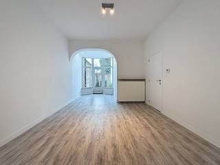 Het appartement is gelegen op het gelijkvloers van een kleinschalig appartementgebouw. Het werd zopas volledig gerenoveerd en is gelegen in...