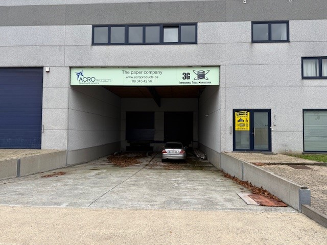 Ruim en instapklaar magazijn met kantoor te huur - photo 2