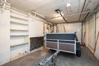Deze te renoveren woning uit 1967 is gelegen in een rustige, residentiële wijk in Grimbergen. De woning heeft een bewoonbare oppervlakte van...