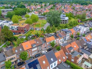 <p><span>Ruime gezinswoning met 4 slaapkamers, tuin en grote kelder</span></p><p><span>Op zoek naar een ruime woning met tal van mogelijkheden? Deze verzorgde gezinswoning beschikt over maar liefst </span><span>4 volwaardige slaapkamers</span><span> en biedt alle comfort voor een groot gezin.</span></p><p><span>De inkomhal geeft toegang tot een aangename </span><span>leefruimte</span><span> die naadloos aansluit op de </span><span>ruime, volledig uitgeruste keuken</span><span>, ideaal voor wie graag kookt en gezellig samenkomt. Achteraan de woning heeft u nog een apart toilet en een handige wasplaats/berging.</span></p><p><span>De woning beschikt eveneens over een </span><span>vernieuwde badkamer</span><span>, uitgerust met een toilet en afgewerkt met oog voor comfort en functionaliteit.</span></p><p><span>Buiten geniet u van een aangename </span><span>tuin</span><span> met een </span><span>groot tuinhuis</span><span>, perfect voor extra opslag, hobbyruimte of het stallen van fietsen en tuinmateriaal. Achteraan de tuin bevindt zich een </span><span>servitudeweg</span><span>, wat zorgt voor een praktische achteruitgang.</span></p><p><span>Extra troeven zijn de </span><span>grote kelder</span><span>, die heel wat bergruimte biedt, goede EPC C en de gunstige indeling van de woning.</span></p><p><span>Verder bestaat er de mogelijkheid om een garagebox over te nemen. </span></p><p><span>Een ideale woning voor gezinnen die op zoek zijn naar ruimte, comfort en een praktische ligging.</span></p><p><span>Troeven op een rij:</span></p><ul><li><span>4 volwaardige slaapkamers </span></li><li><span>Vernieuwde badkamer met toilet </span></li><li><span>Apart gastentoilet </span></li><li><span>Ruime leefruimte </span></li><li><span>Volledig uitgeruste keuken </span></li><li><span>Grote kelder </span></li><li><span>Aangename tuin met groot tuinhuis </span></li><li><span>Achteruitgang via servitudeweg </span></li><li><span>EPC C</span></li></ul><p><span> </span></p><p><span>Plan je graag een bezoek? 0492/39.16.32 (Jelle) | info@immomk.be - ook voor een correcte waardebepaling kan u bij ons terecht.</span><span> </span></p><p><span> </span></p>