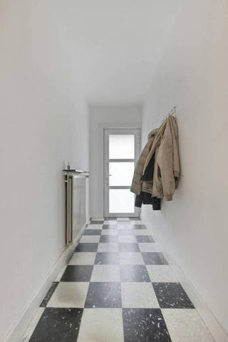 Deze alleenstaande woning geniet van een uitstekende ligging in Roeselare, vlak bij het ziekenhuis, de ring en belangrijke verbindingswegen. Dankzij de centrale locatie en het perceel van 6 are biedt deze eigendom zowel mogelijkheden als gezinswoning als potentieel voor projectontwikkeling.<br /><br />Tevens is er de mogelijkheid om de naastgelegen grond apart aan te kopen.<br /><br />De woning, gebouwd in 1961, werd in 2015 op verschillende vlakken vernieuwd. Zo werden onder meer de bovenramen, voordeur, achterdeur en garagepoort vervangen. Ook de keuken en badkamer werden vernieuwd, net als de vloer in de keuken en op de bovenverdieping. Daarnaast werd het dak geïsoleerd en werden een nieuwe verwarmingsketel en boiler geplaatst.<br /><br />Op het gelijkvloers bevinden zich de leefruimte, de keuken, een slaapkamer en de badkamer, waardoor gelijkvloers wonen mogelijk is. Op de verdieping zijn er nog drie bijkomende slaapkamers.<br /><br />Verder beschikt de woning over een garage, kelder en voldoende bergruimte. Rondom de woning ligt een ruime tuin waar u in alle rust kunt genieten van het groen.<br /><br />Gepubliceerde prijs is een instelprijs.<br /><br />De algemene voorwaarden van Dewaele DIY kunt u steeds raadplegen via dewaele.com.<br /><br />Dit pand is onderworpen aan de renovatieverplichting van de Vlaamse overheid voor residentiële gebouwen (behoudens bij sloop binnen 5 jaar na de aankoop). Consulteer voor meer informatie de website van het Vlaams Energie- en Klimaatagentschap via https://www.vlaanderen.be/een-woning-kopen/renovatieverplichting-voor-residentiele-gebouwen<br /><br />Bestuursmaatregelen in het maatregelenregister: nee