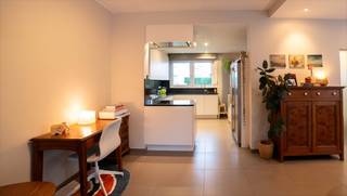 Deze charmante halfopen villa in Oostende biedt een ideale woonplek voor wie op zoek is naar ruimte en comfort. De woning beschikt over 3...