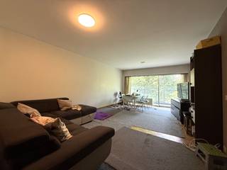 Op een mooie en rustige ligging aan de Coupure bevindt zich dit ruime 2-slaapkamerappartement met twee terrassen en zicht op het water. Het appartement is gelegen op de derde verdieping en heeft een bewoonbare oppervlakte van ca. 97 m².<br /><br />Het appartement bestaat uit een inkomhal met vestiaire en gastentoilet, een ruime en lichtrijke leefruimte met aansluitend terras, een keuken, nachthal met ingemaakte kast, twee slaapkamers, een badkamer en een tweede ruim terras aan de achterzijde. De twee terrassen hebben samen een oppervlakte van ca. 17 m².<br /><br />Dankzij de ligging aan de Coupure geniet het appartement van een aangename woonomgeving vlak bij het centrum van Gent. Winkels, restaurants en openbaar vervoer bevinden zich in de onmiddellijke omgeving.<br /><br />Daarnaast beschikt het appartement over een private kelderberging.
<ul>
<li>EPC: 117 kWh/m²/jaar</li>
<li>Bewoonbare oppervlakte: ca. 97 m²</li>
<li>Terrassen: ca. 17 m²</li>
<li>Bouwjaar: 1976</li>
<li>Richtprijs appartement: € 350.000</li>
<li>Richtprijs garagebox: € 50.000</li>
</ul>
Een ruim appartement met twee terrassen en garagebox op een gegeerde locatie aan het water, op wandel- en fietsafstand van het centrum van Gent.<br /><br />Bezoek mogelijk via Arcade Vastgoed - 0473 68 22 47.