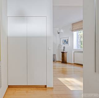 <p>Gelegen te Edelareberg 22 in Oudenaarde vindt u deze woning met drie slaapkamers, een inpandige garage en een verrassend ruime indeling. De extra woonkamer/bureau op de eerste verdieping met prachtig zicht en de grote berging bieden heel wat mogelijkheden voor wie op zoek is naar voldoende leef- en opbergruimte.</p>

<h3>Gelijkvloers</h3>

<p>Via de inkom betreedt u de ruime leefruimte, waar plaats is voor een gezellige zithoek met houtcasette en een eetgedeelte. Aansluitend bevindt zich de afzonderlijke keuken. Verder beschikt het gelijkvloers over een inpandige garage, een gang met apart toilet en een ruime berging met plaats voor wasvoorzieningen en extra opslag.</p>

<h3>Eerste verdieping</h3>

<p>Op de eerste verdieping bevinden zich drie slaapkamers. De badkamer is voorzien van een ligbad, een douche en een dubbele wastafel. Er is ook een afzonderlijk toilet. Een bijkomende woonkamer vormt een mooie aanvulling op de leefruimte beneden en kan naar eigen behoefte worden ingericht als ontspanningsruimte, hobbykamer of bureau.</p>

<h3>Ligging</h3>

<p>De woning ligt in Edelare, een deelgemeente van Oudenaarde, in de Vlaamse Ardennen. De ligging langs de N8 biedt een rechtstreekse verbinding richting Oudenaarde en Brakel. Tegelijk vormt de omgeving een fijne uitvalsbasis voor wandelingen en fietstochten door het glooiende landschap, onder meer in de omgeving van Kerselare.<br /><br />Zoekt u een woning met drie slaapkamers, een garage, extra ruimte om uw woonwensen vorm te geven en vooral een prachtig zicht?</p>

<h3><em>Interesse? Schrijf je in voor het bezoekmoment!<br />Schrijf je in voor het bezoekmoment van 27/10 via de zwarte knop "maak een afspraak" op onze website.</em></h3>

<p><br />Voor meer info contacteer Martijn via 0470/629568 of martijn@maesconceptimmo.be</p>