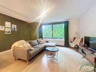 <p>Instapklaar goed geïsoleerd appartement in het hartje van Brasschaat.<br />Inkomhal met aparte berging voor wasmachine en droogkast. Woon- en eetkamer (ca. 32m²) op laminaatvloer met een open ingerichte keuken voorzien van een eiland. De keuken is voorzien van een kookfornuis, dampkap, oven, vaatwasmachine en koelkast. 2 Slaapkamers (ca. 18m² - 6m²) op laminaatvloer. De masterbedroom geeft toegang tot het terrasje. Ingerichte badkamer voorzien van ligbad met douchemogelijkheid, badkamermeubel en toilet. Dit appartement is op loopafstand gelegen van alle winkels, het park en openbaar vervoer. <br />Het eigendom beschikt over centrale verwarming op gas, nieuwe elektriciteit, dubbele beglazing aluminium. Een verzorgd klein gebouw met lage onkosten en individuele meters. Beschikbaar vanaf 1 juli 2026.</p>
