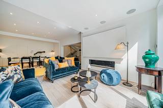 Info en bezichtiging: 02 315 51 71<br />AUDERGHEM – In de zeer gewilde wijk Chant d’Oiseau, op een steenworp afstand van het park, biedt We Invest u deze prachtige, lichte duplex met 3 slaapkamers aan.<br />Meteen bij binnenkomst wordt u verleid door een hal met apart toilet die leidt naar het slaapgedeelte, bestaande uit een ruime slaapkamer van 22 m² met aangrenzende badkamer en douche, evenals twee andere slaapkamers van 14 m² en 11 m² en een tweede badkamer.<br />Op de benedenverdieping vindt u een prachtige, lichte woonkamer van meer dan 70 m², verfraaid door een open gashaard. Deze komt uit op een ingerichte keuken met kookeiland, aangevuld met een praktische bijkeuken.<br />De woonruimte geeft toegang tot een terras op het zuiden, met een aangenaam uitzicht op een groene binnenplaats. De woning beschikt ook over veel opbergruimte en een aangrenzende garage, een echt pluspunt in deze wijk.<br />Appartement in uitstekende staat, EPC E en elektriciteit conform de normen.<br /> Een zeldzame woning die u niet mag missen! Voor meer exclusieve aanbiedingen, bezoek www.weinvest.be