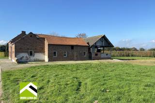 Deze hoeve is prachtig gelegen te midden van weilanden en boomgaarden in Brustem, een deelgemeente van Sint-Truiden.Het gebouw ligt centraal op een...
