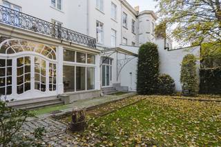 In het bruisende stadscentrum van Kortrijk bevindt zich deze imposante herenwoning met een totale oppervlakte van ca. 770 m². Dit pand...