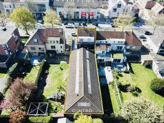 <u><strong>Benaderende OPPERVLAKTEN:</strong></u><br /><strong><em>Constructie - bewoonbare oppervlakten</em></strong><br /><strong>Kantoor/handel: </strong>143m² - <strong>Garage + opslagplaats:</strong> 189m² - <strong>Appartement:</strong> 145m² <br /><br /><span><strong><u>INDELING</u></strong><u>:</u></span><br /><span><strong><em>Gelijkvloers (332m²)</em></strong>:<strong><em> </em></strong><strong> </strong>Inkomhal - winkelruimte met toonbank en wachtzaal - kitchenette - 2 afzonderlijke burelen - vergaderzaal - garage (4-tal wagens) + bergruimte - overdekte doorgang met automatische dubbele poort - aangelegde voortuin.</span><br /><span><strong><em>Eerste verdieping (80m²): </em></strong>Traphal met gastentoilet - geïnstalleerde keuken - leefruimte.</span><br /><span><strong><em>Tweede verdieping (60m²): </em></strong>3 ruime slaapkamers - badkamer - technische ruimte.<br />Deze verdiepingen kunnen perfect gebruikt worden als kantoorruimte.<br />Tevens mogelijk om de verdiepingen (als woongelegenheid of kantoor) afzonderlijk te verhuren!</span><br /><br /><span><strong><u>NUTSVOORZIENINGEN</u></strong><u>:</u><br />Stads -en regenwater, CV op aardgas (radiatoren) , AIRCO, </span><span>elektriciteit, </span><span>telefonie/internet (wifi)/distributie, riolering/septiek - </span><span>camerabewaking, alarminstallatie.</span><br /><br /><span><strong><u>GROTE TROEVEN van dit handelspand:</u></strong></span>
<ul>
<li>Zijn ligging (langs de Maalse Steenweg te Brugge, Sint-Kruis)</li>
<li>Overdekte parkeergelegenheid op het terrein zelf</li>
<li>Instapklaar en goed onderhouden</li>
<li>Vrij bij het verlijden van de akte</li>
</ul>
<span><u>* Bijzonderheden</u></span><br /><span>- <strong>Gunstig EPC</strong>: Label "C" (geen renovatieplicht)</span><br />- Niet overstromingsgevoelig: P-score: <strong>B</strong> / G-score: <strong>B</strong><br /><span>- <strong>Elektrische keuring "conform"</strong>!</span><br />- Onze referentie op<strong> </strong><strong>www.centro.be</strong>: <strong>Q0840</strong><br />- <strong>Interesse?</strong> Neem dan vandaag nog contact voor meer info of bezichtiging:<strong> </strong><strong>050700102</strong><strong>.</strong><br /><br /><strong>CENTRO | BEDRIJFSVASTGOED </strong>is reeds 25 jaar <u>gespecialiseerd in de bemiddeling van commercieel- en bedrijfsvastgoed</u> in West- en Oost-Vlaanderen.<br /><strong>Wenst u ook te weten hoeveel uw bedrijfspand waard is?</strong><br />Contacteer ons vrijblijvend voor een marktconforme waardebepaling van uw pand. <br />