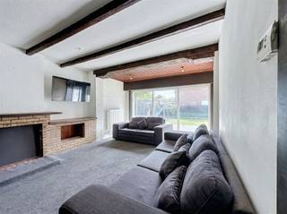 <p>Welkom in de Kollegelaan 45 te Harelbeke, een halfopen woning met een praktische indeling, conforme elektriciteit en een aangename ligging op korte afstand van De Gavers. Deze woning vormt een interessante opportuniteit voor wie op zoek is naar een solide woning met 3 slaapkamers, garage en een goede basis om verder naar eigen smaak in te richten.</p><p>Bij het betreden van de woning ontdekt u een functionele woonst met heel wat mogelijkheden. De woning beschikt over 3 slaapkamers, 1 badkamer en 2 toiletten, waardoor ze een praktische indeling biedt voor gezinnen, starters of kopers die graag voldoende ruimte wensen.</p><p>De ligging is zonder twijfel een grote meerwaarde. De woning bevindt zich in een aangename woonomgeving in Harelbeke, vlak bij De Gavers, waar u kan genieten van natuur, wandelmogelijkheden en ontspanning. Tegelijk blijft u vlot verbonden met het centrum, winkels, scholen, openbaar vervoer en belangrijke invalswegen.</p><p>Troeven: elektriciteit conform, gunstig EPC-label, garage en uiteraard de locatie!</p><p>Voor meer info of een bezoek mail naar info@property-vastgoed.be of bel 056 96 08 00.</p>