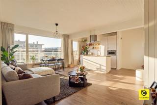 <p><span>Lichtrijk appartement met panoramisch skyline-zicht in Berchem</span></p><p><span>Wonen met de stad aan uw voeten? Op de tiende verdieping van een uitstekend onderhouden gebouw aan de begeerde, residentiële Fruithoflaan, vindt u dit instapklare en energiezuinige appartement. Met twee slaapkamer en een uitzicht dat nooit verveelt, biedt dit pand de perfecte balans tussen rus en stedelijke bereikbaarheid. U woont hier in een rustige buurt met winkels, scholen, sportfaciliteiten en openbaar vervoer op amper 350 meter wandelen. Dankzij de uitstekende verbinding met de belangrijkste invalswegen bent u altijd vlot op weg. Kortom: rustig wonen met alle troeven van de stad binnen handbereik.</span></p><p><span> </span></p><p><span>Licht overgoten leefruimte en open keuken</span></p><p><span>Bij binnenkomst wordt u direct verwelkomd door een zee van licht. De open leefruimte profiteert optimaal van de grote raampartijen, wat zorgt voor een ruimtelijk en luchtig gevoel. De strakke, volledig uitgeruste keuken is een droom voor elke hobbykok: niet alleen een visuele eyecatcher, maar ook uiterst functioneel dankzij het grote werkblad en de kwalitatieve inbouwtoestellen.</span></p><p><span> </span></p><p><span>Comfort en rust</span></p><p><span>Aan de achterzijde bieden de twee slaapkamers (ca. 12 m² en 10 m²) een rustig toevluchtsoord, beide smaakvol afgewerkt met een mooie parketvloer. De moderne badkamer is voorzien van een stijlvol wastafelmeubel en een comfortabele inloopdouche. In de badkamer is ook een handige nis voorzien voor een wasmachine en droogkast. Het aparte toilet in de hal verhoogt het dagelijkse gebruiksgemak.</span></p><p><span> </span></p><p><span>Het ultieme buitenleven: terras met skyline-view</span></p><p><span>Het absolute pronkstuk van dit appartement is zonder twijfel het riante, oostgerichte terras van ca. 17 m². Hier geniet u in alle rust van uw koffie met een prachtig groen zicht over het park en een uniek panoramisch uitzicht op de iconische skyline van Antwerpen.</span></p><p><span> </span></p><p><span>Extra troeven:</span></p><p><span>- Elektriciteit is volledig conform (AREI).</span></p><p><span>- Panoramisch zicht op de stad én het groen.</span></p><p><span>- Groot oostgericht terras van ca. 17 m².</span></p><p><span>- Energiezuinig wonen met een gunstig EPC-label B.</span></p><p><span>- Inclusief private kelder en gemeenschappelijk fietsenrek.</span></p><p><span> </span></p><p><span>Bent u klaar om te genieten van dit fenomenale uitzicht? Plan snel uw bezoek en laat u verrassen door de ruimte en het licht!</span></p>