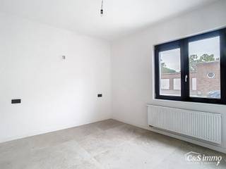 Stap binnen in dit smaakvol afgewerkte appartement, gelegen in een klasse vol gerenoveerd gebouw op wandelafstand van het centrum van Edegem.De...