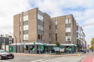 Op zoek naar een interessante vastgoedinvestering met een <strong>aantrekkelijke huuropbrengst</strong>? Deze goed gelegen investeringseigendom in het <strong>centrum van Beveren</strong> omvat een <strong>gelijkvloers handelspand </strong>(thans bankkantoor),<strong> drie ruime appartementen</strong> en <strong>drie privatieve kelderbergingen.</strong><br /><br /><strong>Het handelspand</strong> heeft een oppervlakte van 192 m² en beschikt over een <strong>afzonderlijke ingang</strong>. Het handelspand is verhuurd tot en met 2032, wat zorgt voor een stabiele huurinkomst op lange termijn. Daarnaast is het uitgerust met vernieuwde HR-kunststofbeglazing, verwarming via een warmtepomp en een EPC-label C. <br /><br />De drie appartementen hebben elk een royale oppervlakte van circa <strong>144 m²</strong> en zijn bereikbaar via een gemeenschappelijke inkomhal met lift. Elk appartement beschikt over een ruime inkomhal, gastentoilet, badkamer, <strong>drie slaapkamers,</strong> een woonkamer, een keuken en <strong>twee terrassen</strong>. Bovendien beschikt elk appartement over een privatieve kelderberging.<br /><br />Daarnaast beschikt het pand over een garage die momenteel dienstdoet als locatie voor een bankautomaat.<br /><br />De appartementen worden verwarmd via<strong> condenserende gasketels</strong>. De appartementen op de tweede en derde verdieping zijn momenteel verhuurd, het appartement op de eerste verdieping is beschikbaar voor eigen gebruik of verhuur.<br /><br />De huidige maandelijkse huuropbrengst bedraagt € 4.168,56, afkomstig van het handelspand en de twee verhuurde appartementen. Dankzij het momenteel leegstaande appartement is er bovendien ruimte om de <strong>huuropbrengst</strong> verder te <strong>optimaliseren</strong>.<br /><br />Elke entiteit beschikt over individuele meters voor water, gas en elektriciteit..<br /><br />Dit eigendom combineert een centrale ligging, ruime oppervlaktes en een mix van commerciële en residentiële verhuur. Een interessante opportuniteit voor investeerders die op zoek zijn naar een vastgoedbelegging met bestaande huurinkomsten en bijkomend verhuurpotentieel.<br /><br /><span><em>Handelspand: EPC-label C<br />Eerste verdieping: 247 kWh/m² per jaar<br />Tweede verdieping: 200 kWh/m² per jaar<br />Derde verdieping: 244 kWh/m² per jaar</em></span><br /><br />Hebt u interesse in deze investeringseigendom? Neem contact op met Emily via emily@claves.be. <br />