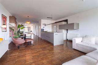 <p><span>Exclusief wonen aan het park in de Stanislas Leclefstraat</span></p><p><span>Op een prachtige, groene locatie in de </span><span>Stanislas Leclefstraat</span><span>, pal aan het park, bevindt zich dit bijzonder stijlvolle loftappartement. Een unieke woonplek waar rust, licht en hoogwaardige afwerking harmonieus samenkomen. Het vrije uitzicht op het groen geeft het appartement een uitzonderlijk gevoel van ruimte en sereniteit.</span></p><p><span>Bij het binnenkomen wordt u meteen verwelkomd door de royale lichtinval en de warme, verfijnde uitstraling van het interieur. </span><span>Doorheen het volledige appartement ligt een prachtige parketvloer</span><span>, die niet alleen voor een tijdloze en luxueuze uitstraling zorgt, maar ook de verschillende ruimtes op elegante wijze met elkaar verbindt.</span></p><p><span>De ruime leefruimte baadt in het natuurlijke licht dankzij de grote raampartijen en vormt het kloppende hart van het appartement. De combinatie van de warme parketvloer, de open volumes en het zicht op het park creëert hier een bijzonder aangename woonbeleving.</span></p><p><span>De hoogwaardig afgewerkte keuken sluit naadloos aan bij de leefruimte en werd uitgerust met kwalitatieve inbouwtoestellen. Zo beschikt u over een </span><span>BORA inductiekookplaat met geïntegreerde dampkap</span><span>, een ingebouwde oven, stoomoven en koelkast. Design en functionaliteit gaan hier perfect hand in hand. Aansluitend bevindt zich een ruime berging die voor het nodige praktische comfort zorgt.</span></p><p><span>Een absolute blikvanger is het heerlijke terras met uitzicht over het park. Een prachtige plek om de dag rustig te beginnen met een kop koffie, te genieten van een zonnige namiddag of 's avonds met een glas wijn tot rust te komen terwijl het groen letterlijk aan uw voeten ligt.</span></p><p><span>De slaapkamer bevindt zich aan de </span><span>rustige achterzijde</span><span> van het appartement, waardoor privacy en nachtrust gegarandeerd zijn. De ruime badkamer is stijlvol afgewerkt en voorzien van een comfortabele inloopdouche, geheel in lijn met het hoogwaardige karakter van de woning.</span></p><h1><span>Troeven</span></h1><ul><li><span>Top locatie aan het park</span></li><li><span>Gunstige EPC - energie zuinig</span></li><li><span>Hoogwaardige afwerking</span></li><li><span>Groen voor de deur</span></li><li><span>Terras</span></li><li><span>Blanco elektrische keuring </span></li><li><span>Lage verbruikskosten</span></li></ul><h1><span>Een uitzonderlijk loftappartement voor wie houdt van licht en verfijnde materialen, gecombineerd met de rust en het groen van een unieke ligging aan het park. Een woning die u niet alleen moet zien, maar vooral moet ervaren.</span></h1><p><span> </span></p>