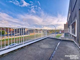 Dit recent appartement geniet van een kwalitatieve afwerking en bevindt zich op wandel- of fietsafstand van het commercieel centrum van Loppem.<br /><br />Het luchtig appartement geniet van volgende indeling:<br />Een inkom met gastentoilet, een lichtrijke leefruimte met eet- en zithoek, aansluitend een ruim zonneterras, een open ingerichte keuken (voorzien van keramische kookplaat, dampkap, oven, vaatwasmachine, dubbele spoelbak, koelkast met vriesvak), een koele berging, een CV-berging annex wasplaats, een badkamer met dubbele lavabo en douche en een ruime slaapkamer. <br /><br />Bij het appartement hoort een ondergrondse kelderberging (nr.° 12), een ondergrondse autostaanplaats (nr.° 7) en een gemeenschappelijke fietsenberging.<br />Het appartement is geschilderd in eindafwerking en er zijn lichtarmaturen voorzien.<br /><br />De ligging van het appartement is centraal te Loppem, verschillende winkels &amp; diensten zijn nabij, openbaar vervoer en toegang tot verbindingswegen zijn zeer nabij. Ook het centrum van Brugge is zeer vlot te bereiken.<br /><br />Mobiscore: 7,7/10<br />EPC: 89,39 kWh/m²