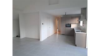 Een nieuwbouwappartement op de eerste verdieping bestaande uit een woonkamer met open, ingerichte keuken, 2 slaapkamers, badkamer met ligbad,...