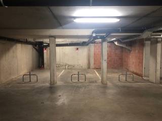 Ondergrondse parkeerplaats langs drukke invalsweg te Oostende, verhoog de waarde van uw appartement en investeer in uw eigen comfort.