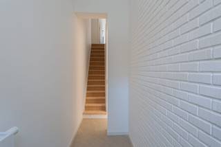 Volledig gerenoveerde gezinswoning met 4 slaapkamers en stadstuin nabij het Zuid<br /><br />Bent u op zoek naar een instapklare woning op een toplocatie in Antwerpen? Dan is deze prachtig en volledig gerenoveerde woning met vier slaapkamers en een gezellige stadstuin precies wat u zoekt.<br /><br />Bij het betreden van de woning wordt u verwelkomd in een ruime en lichtrijke leefruimte die naadloos overgaat in de stijlvolle, volledig uitgeruste keuken. De keuken is afgewerkt met kwalitatieve materialen en voorzien van alle nodige toestellen en biedt bovendien voldoende opbergruimte. Achter de keuken bevindt zich een praktische berging met aansluitingen voor een wasmachine en droogkast, evenals een apart gastentoilet. De grote raampartijen zorgen voor een aangename lichtinval en geven rechtstreeks toegang tot de gezellige stadstuin.<br /><br />Op het tussenverdiep bevindt zich de ruime badkamer, uitgerust met een dubbele lavabo, ligbad, inloopdouche en een tweede toilet. Daarnaast is er nog een extra berging met aansluiting voor een wasmachine en droogkast.<br /><br />De eerste en tweede verdieping bieden telkens twee ruime slaapkamers, goed voor in totaal vier volwaardige slaapkamers. Hierdoor is de woning perfect geschikt voor gezinnen, thuiswerkers of wie extra ruimte wenst.<br /><br />Als extra troef beschikt de woning over een kelder en een zolder, ideaal voor bijkomende opslag.<br /><br />Gelegen op een uitstekende locatie, vlak bij het bruisende Zuid, geniet u van een ruim aanbod aan winkels, restaurants, scholen, openbaar vervoer en een vlotte verbinding naar de belangrijkste invalswegen.<br /><br />Troeven<br /><br />Volledig gerenoveerde woning<br />Eerste ingebruikname na renovatie<br />4 volwaardige slaapkamers<br />Gezellige stadstuin<br />Energiezuinig met gunstig EPC<br />Kelder en zolder als extra bergruimte<br />Topligging nabij het Zuid<br />Instapklaar en onmiddellijk beschikbaar