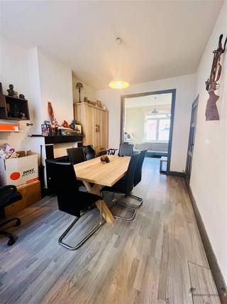 Gelegen in een rustige straat in Hamme, biedt deze karaktervolle woning een uitstekende kans voor wie op zoek is naar een renovatieproject...