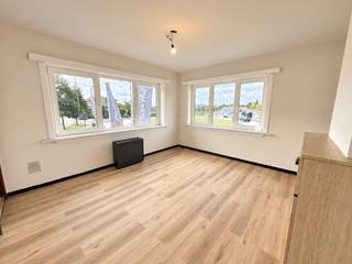 Dit gerenoveerde appartement is gunstig gelegen aan de stadsrand van Aalst, op korte afstand van winkels, warenhuizen, scholen, openbaar vervoer en belangrijke verbindingswegen.
Op het gelijkvloers betreedt u het gebouw via de ruime garage. Hoewel deze niet geschikt is voor het stallen van een wagen, biedt ze heel wat praktische opbergruimte en is ze ideaal voor het plaatsen van fietsen.
Op de eerste verdieping bevindt zich de inkomhal/nachthal met ruimte voor een vestiaire. Verder beschikt het appartement over een lichtrijke leefruimte, een geïnstalleerde keuken, een ruime slaapkamer aan de rustige achterzijde van het gebouw en een badkamer uitgerust met douche, lavabo en toilet.
Daarnaast beschikt het appartement over een geïsoleerde zolderverdieping, bereikbaar via een vaste trap, die als extra bergruimte kan worden benut.
Extra troeven: geen gemeenschappelijke lasten, parkeermogelijkheid voor de deur en een vlotte bereikbaarheid.
Onmiddellijk beschikbaar!
Indien u graag een bezoek wenst, aarzel niet ons te contacteren op affligem@immoaccenta.be