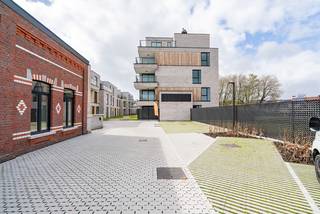 Het appartement is gelegen op de tweede verdieping De inkomhal leidt naar de woonkamer met een open ingerichte keuken die uitgeeft op een zuidgericht...