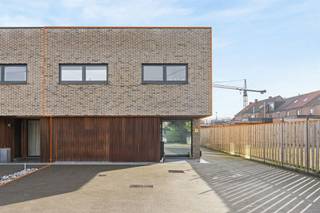 <p><span>Ruime energiezuinige HOB met 3 slaapkamers rustig gelegen op een perceel van 3a92 te Leopoldsburg.</span></p><p><span> </span></p><p><span>Belangrijkste troeven: </span></p><p><span>- Rustige ligging en op fietsafstand van winkels, scholen en openbaar vervoer</span></p><p><span>- Kwalitatief afgewerkt en uitstekend onderhouden</span></p><p><span>- 3 slaapkamers</span></p><p><span>- Top EPC (A label)</span></p><p><span>- Zonnig georiënteerde tuin</span></p><p><span>- Conforme elektriciteit</span></p><p><span>- Inpandige garage</span></p><p><span> </span></p><p><span>Bekijk zeker ook de foto's en de grondplannen met de afmetingen. Zo krijgt u van thuis uit al een perfect beeld van wat deze woning te bieden heeft!</span></p><p><span> </span></p><p><span>Wenst u meer info of een vrijblijvende bezichtiging, contacteer dan ons kantoor op het nummer 011 85 15 15 en wij helpen u graag verder.</span></p>